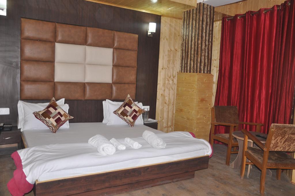 Hotel Azad Durgjan Quarto foto