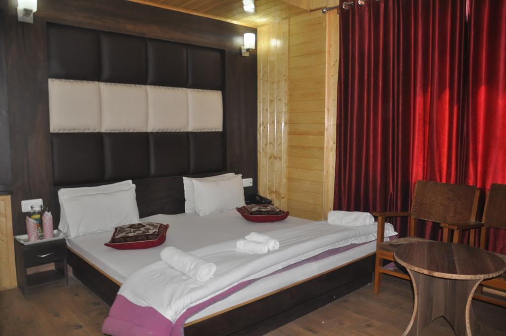 Hotel Azad Durgjan Quarto foto