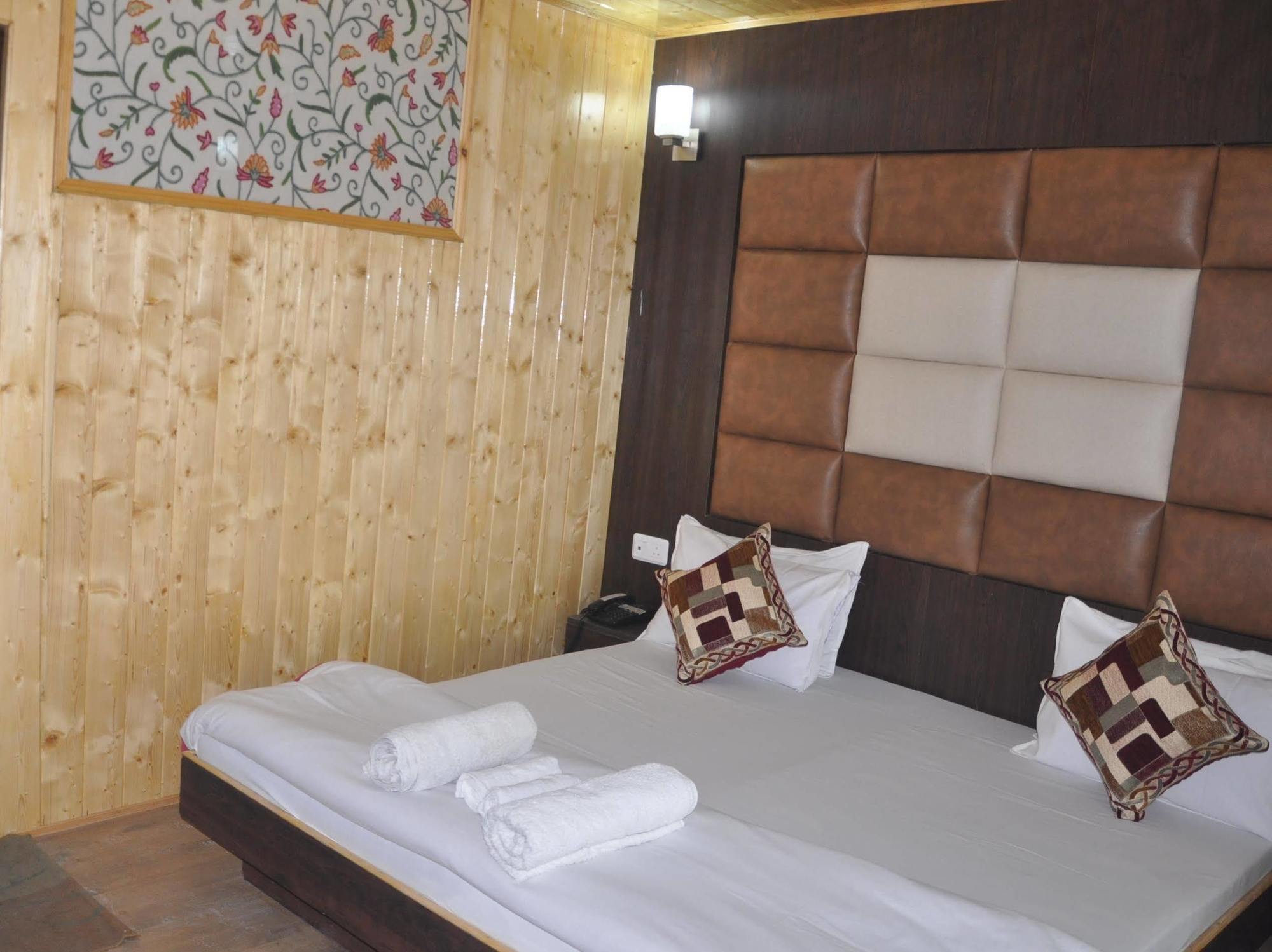 Hotel Azad Durgjan Exterior foto